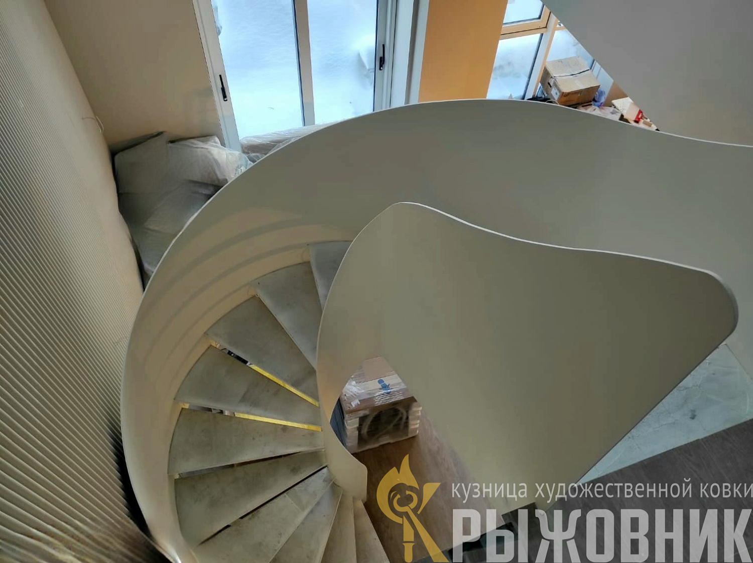 Винтовая лестница в двухуровневой квартире в ЖК Клевер парк